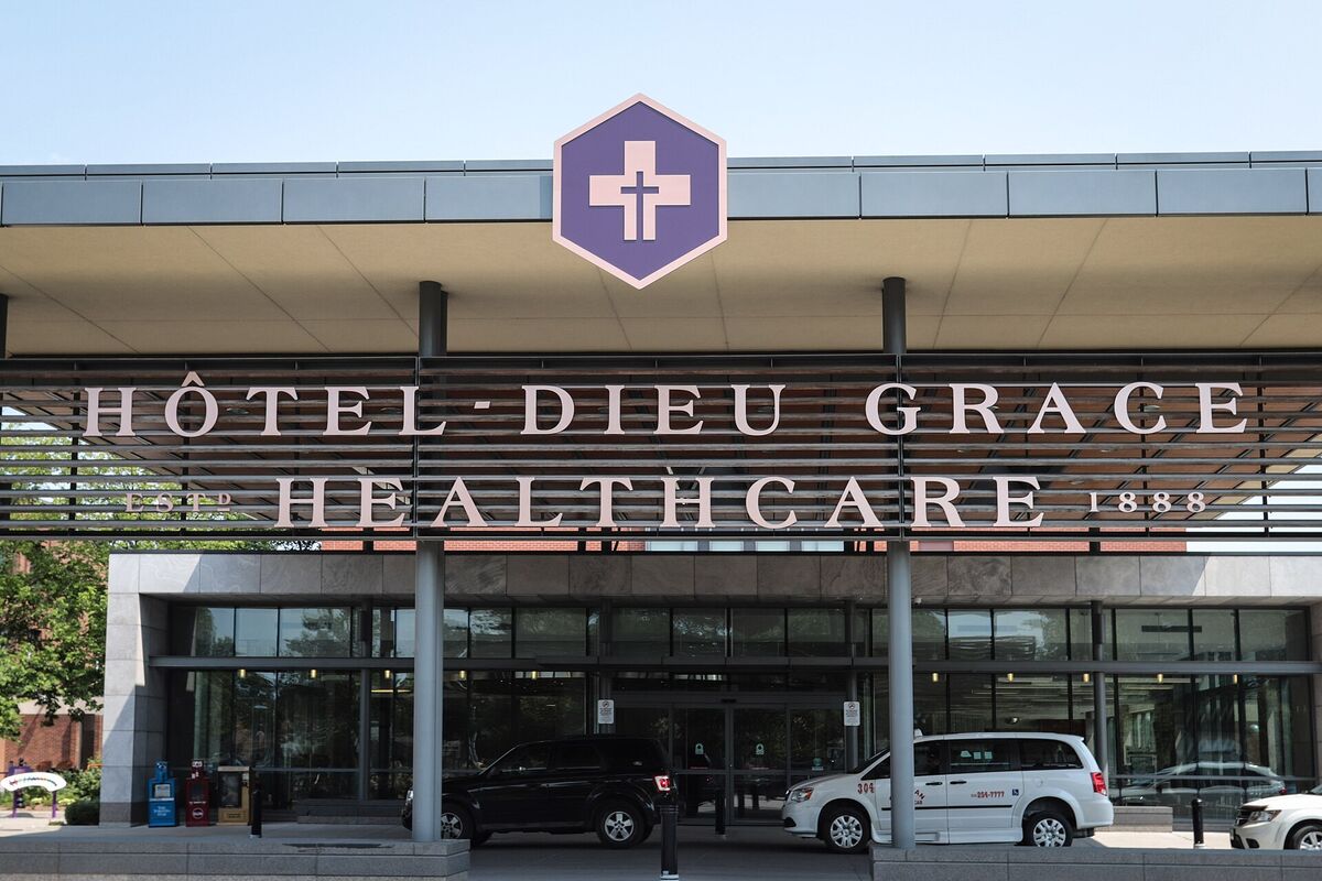 Main entrance canopy of Hôtel-Dieu Grace Healthcare in Windsor, Ontario